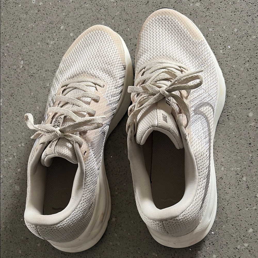 Women's Nike Run Defy Sneakers Size 9
Cream